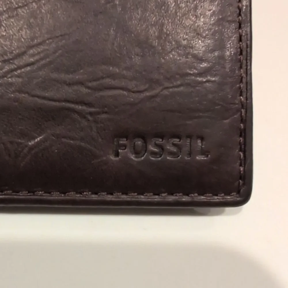 Fossil Men's Dark Brown Leather Bi-fold Wallet Card Holder with Flip ID